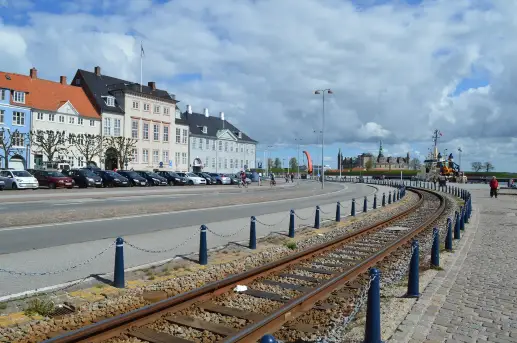 Velkommen til iværksættersiderne om Helsingør Kommune Havnefronten i Helsingør med gamle byhuse, jernbanespor og Kronborg Slot i baggrunden