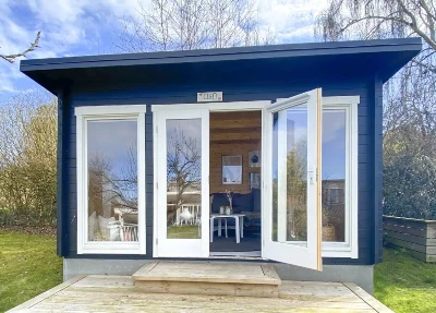 Klassisk træhus på 12 m2 tiltænkt gårdbutik