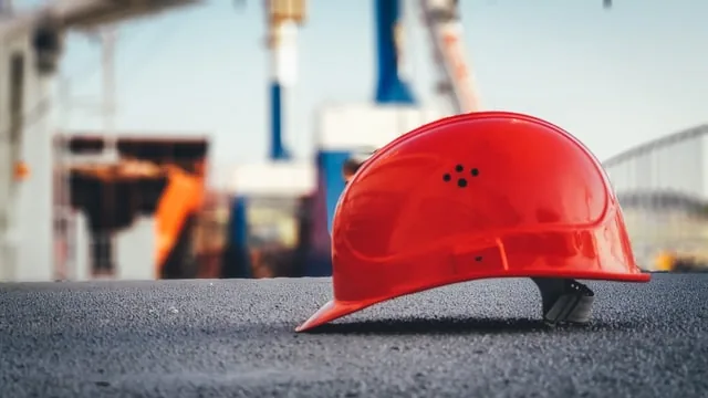 Beskyttelse af ansatte i byggebranchen handler ikke kun om hjelm og sikkerhedssko. Det handler også om forsikring og risikostyring.
